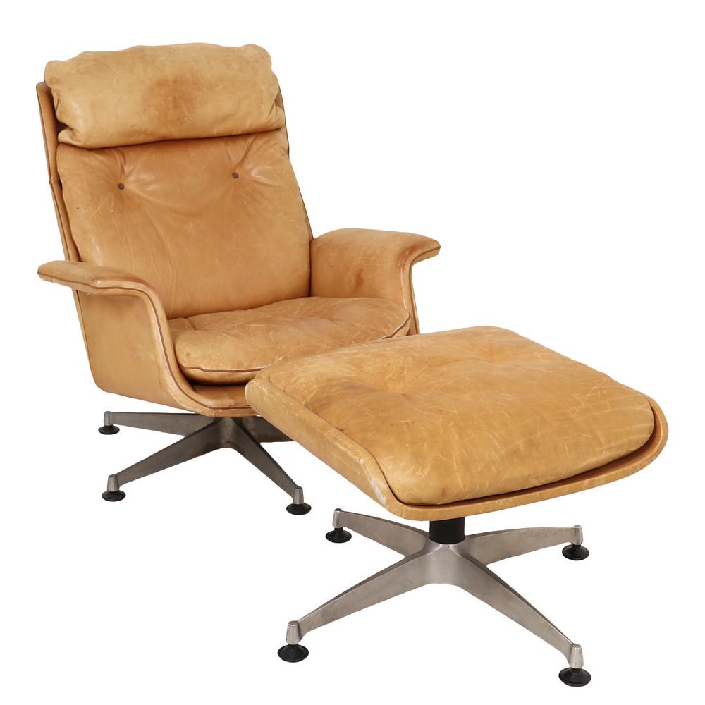 ANONIMA CASTELLI BOLOGNA 1980 POLTRONA in pelle con: ANONIMA CASTELLI BOLOGNA 1980 POLTRONA in pelle con poggiapiedi nei toni del beige (usure e difetti). Misure: cm 85 x 95 x h 93