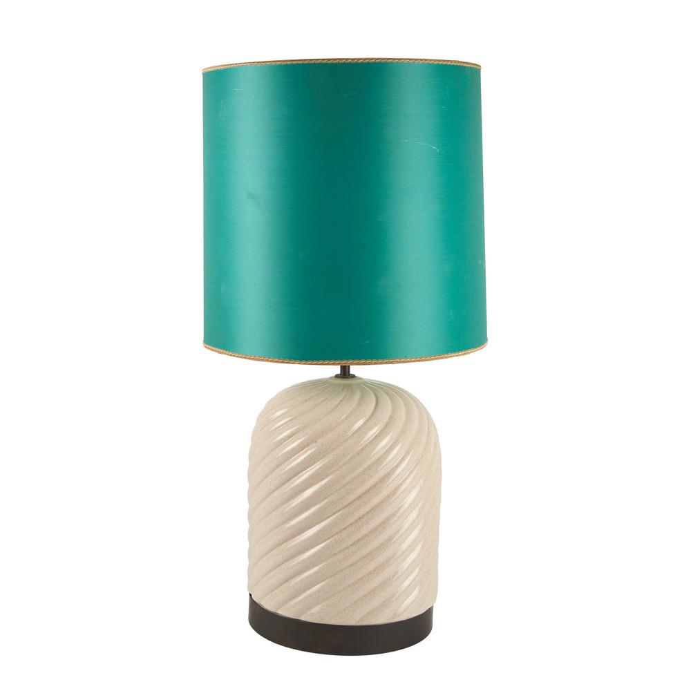 B CERAMICHE PER TOMMASO BART LUME in ceramica con base: B CERAMICHE PER TOMMASO BART LUME in ceramica con base in ottone brunito e paralume intessuto nei toni del verde. XX secolo Misure: h cm 78,5