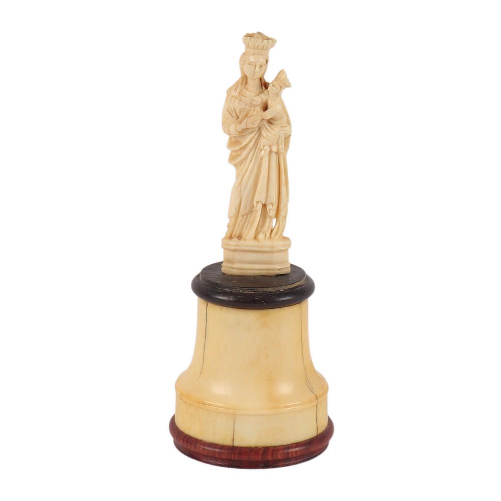 SCULTURA in avorio raffigurante "Madonna con Bambino",: SCULTURA in avorio raffigurante "Madonna con Bambino", base in avorio e legno. Sicilia XVIII secolo Misure: h cm 13,5