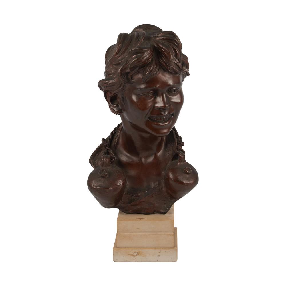 GIOVANNI DE MARTINO (Napoli 1870 - 1935) SCULTURA in: GIOVANNI DE MARTINO (Napoli 1870 - 1935) SCULTURA in bronzo, fusione a cera persa raffigurante "Fanciullo", base in marmo (piccola rottura nel marmo). Misure: h cm 38