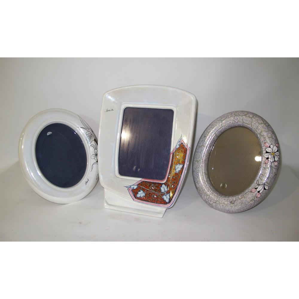A. CORSI tre PORTAFOTO in ceramica decorata XX secolo: A. CORSI tre PORTAFOTO in ceramica decorata XX secolo Misure: max cm 40 x 30