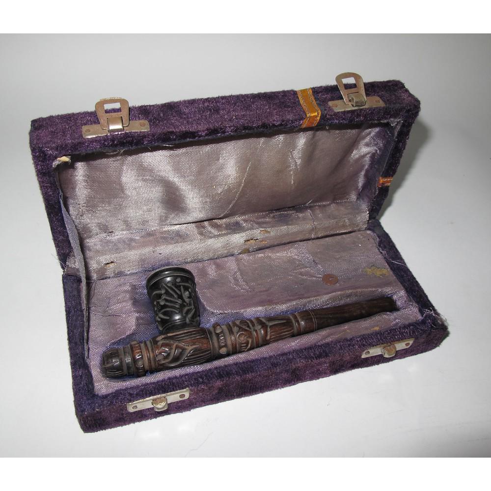 PIPA in legno scolpito entro custodia. XX secolo: PIPA in legno scolpito entro custodia. XX secolo Misure: cm 17 x 6