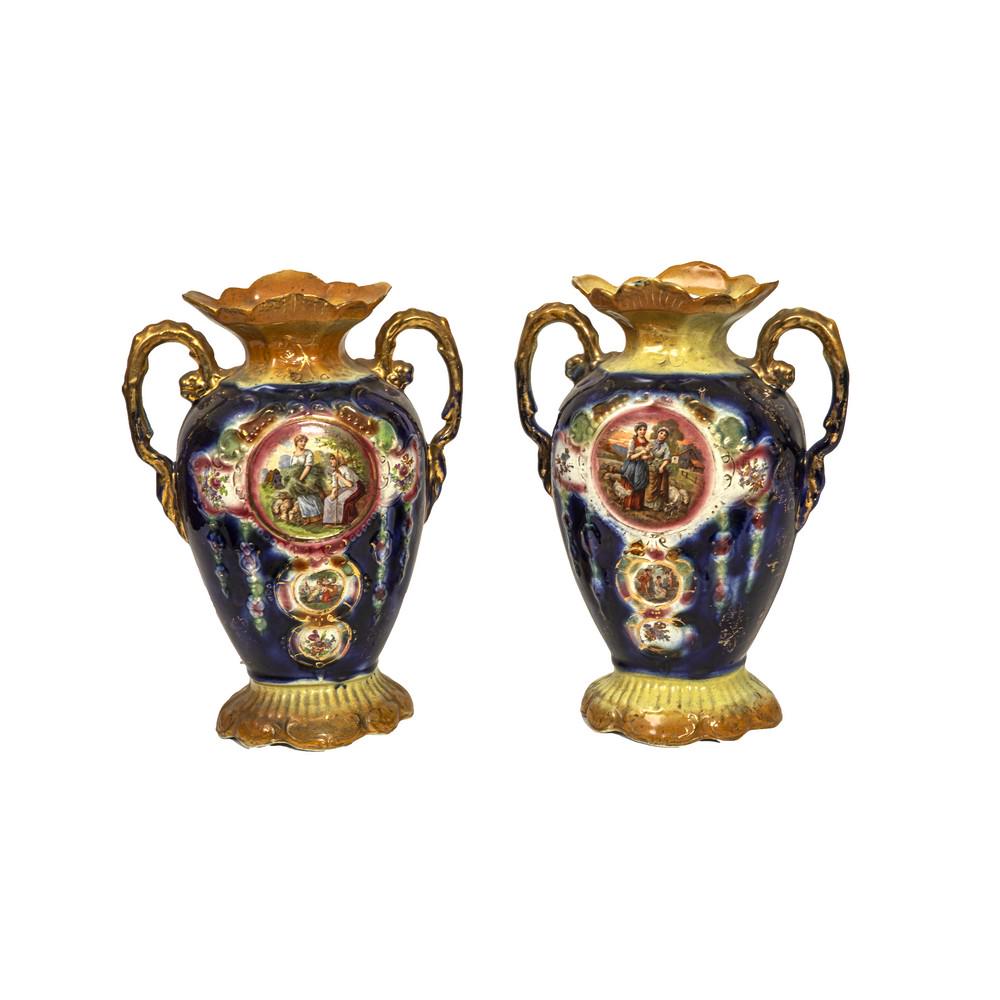 COPPIA VASI in porcellana decorata (rotture). (1 of 1)