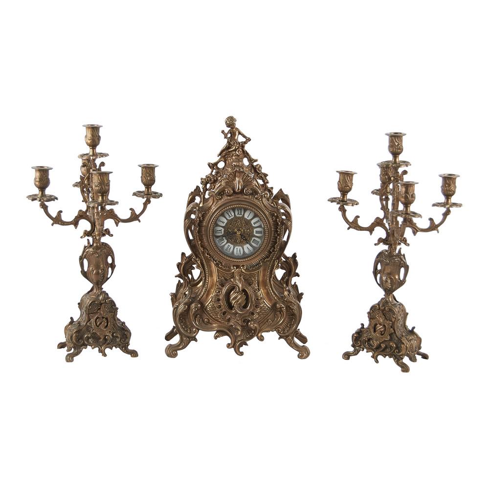TRITTICO composto da OROLOGIO e da COPPIA CANDELABRI a: TRITTICO composto da OROLOGIO e da COPPIA CANDELABRI a cinque fiamme in bronzo. Italia fine XX secolo Misure: cm 26 x 12 h cm 51 - 39,5