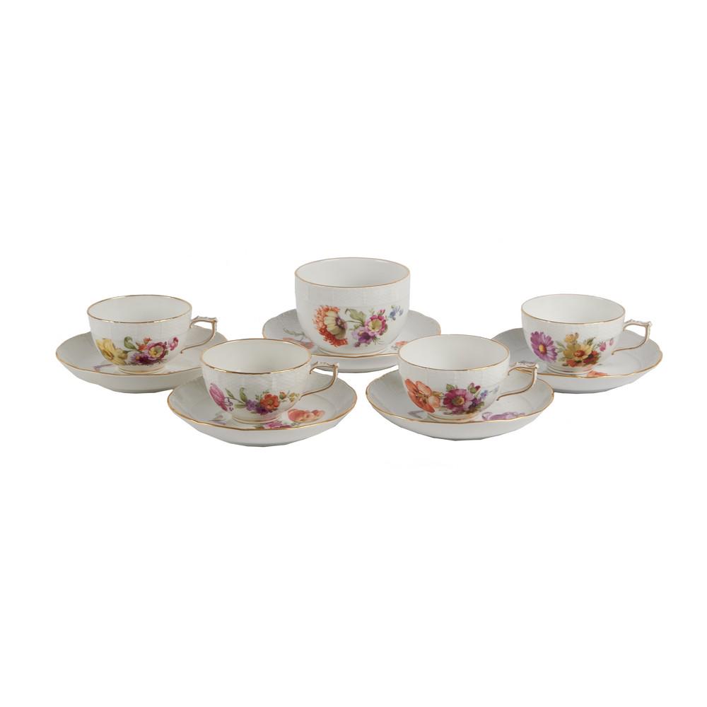 QUATTRO TAZZINE con piattini e ZUCCHERIERA con piattino: QUATTRO TAZZINE con piattini e ZUCCHERIERA con piattino in porcellana KPM nei toni del bianco dipinto a mano a motivo floreale e lumeggiato in oro. Palermo meta' '900 Misure: varie