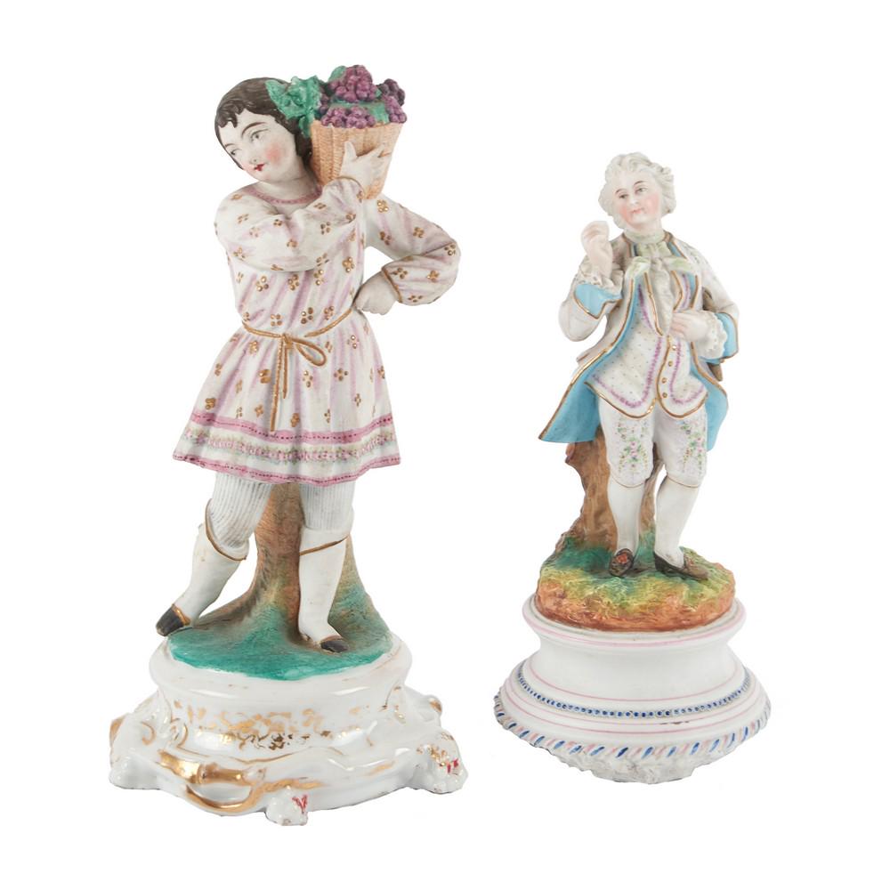 DUE SCULTURE in biscuit Luigi Filippo raffigurante: DUE SCULTURE in biscuit Luigi Filippo raffigurante "Figura con cesto" e "Gentiluomo". Francia XIX secolo Misure: h cm 23 - 20