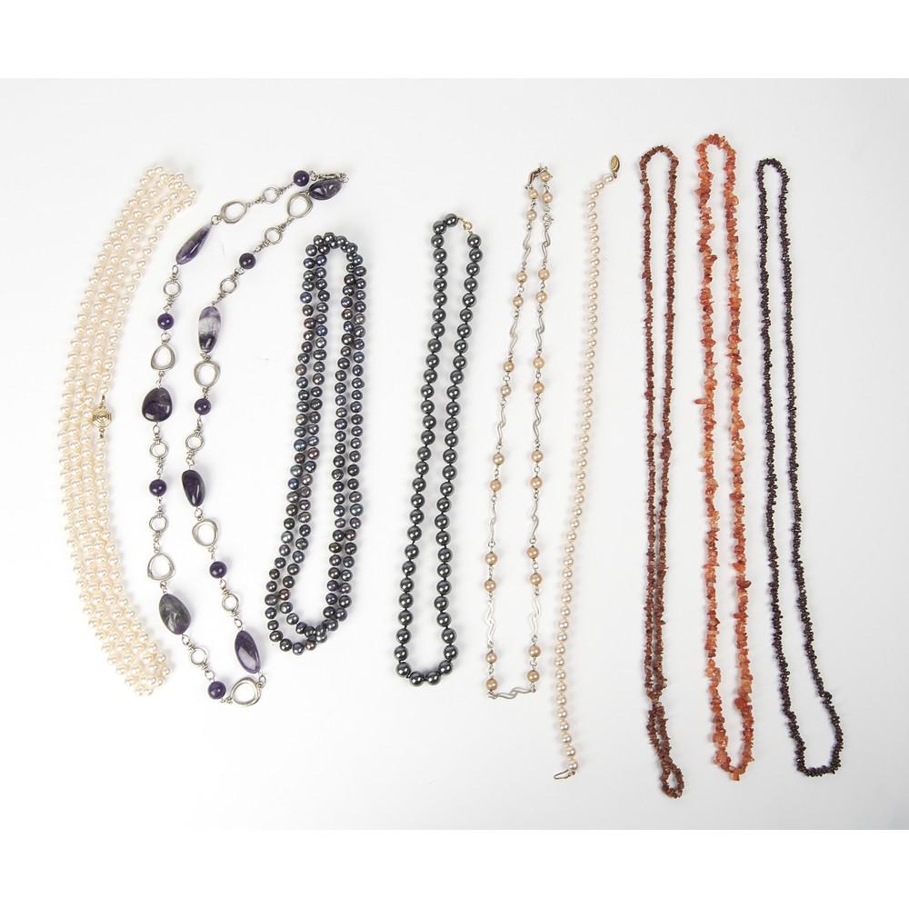 LOTTO composto da COLLANA di perle dolci colorate,: LOTTO composto da COLLANA di perle dolci colorate, COLLANA in corniola, COLLANA con sfere di granati, COLLANA di venturina, 3 COLLANE di perle sintetiche, COLLANA in metallo argentato e quarzo ametist