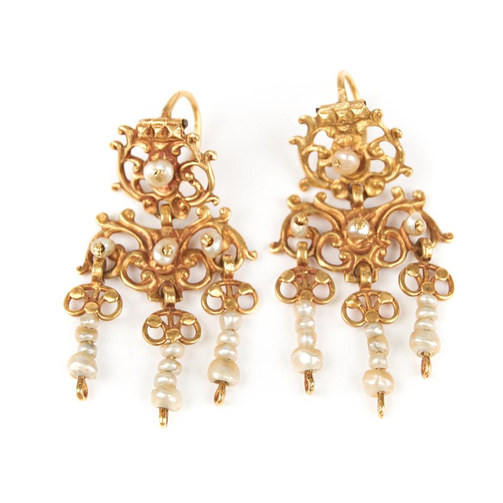 COPPIA ORECCHINI in oro giallo 9 Kt. con pendenti in: COPPIA ORECCHINI in oro giallo 9 Kt. con pendenti in perline (g. 14.9) Sicilia XVIII secolo