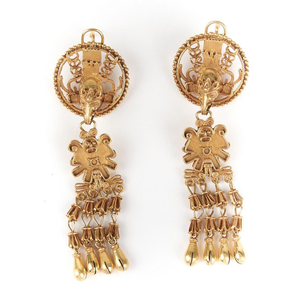 COPPIA ORECCHINI in oro giallo 9 Kt. (g. 15). Sud: COPPIA ORECCHINI in oro giallo 9 Kt. (g. 15). Sud America XX secolo