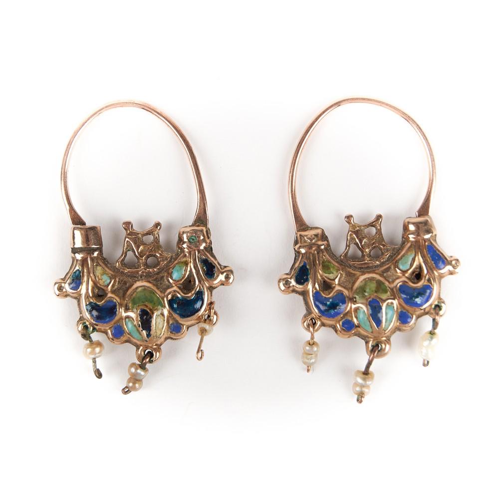 COPPIA ORECCHINI a paniere in oro giallo 9 Kt. e: COPPIA ORECCHINI a paniere in oro giallo 9 Kt. e microperline (g. 6.9). Sicilia XVIII secolo