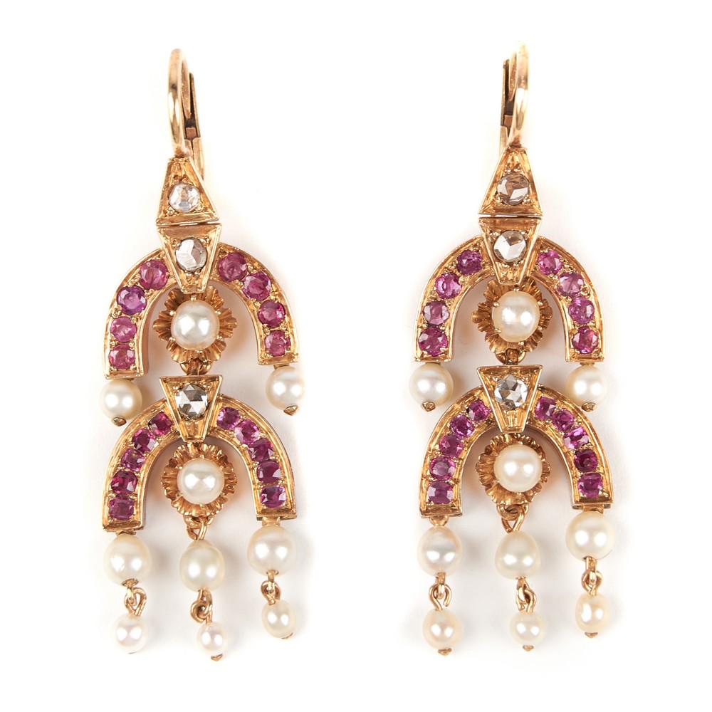 COPPIA ORECCHINI a ferro di cavallo in oro giallo 18: COPPIA ORECCHINI a ferro di cavallo in oro giallo 18 Kt., rubini, rosette e perline (g. 12,5). Sicilia fine '800