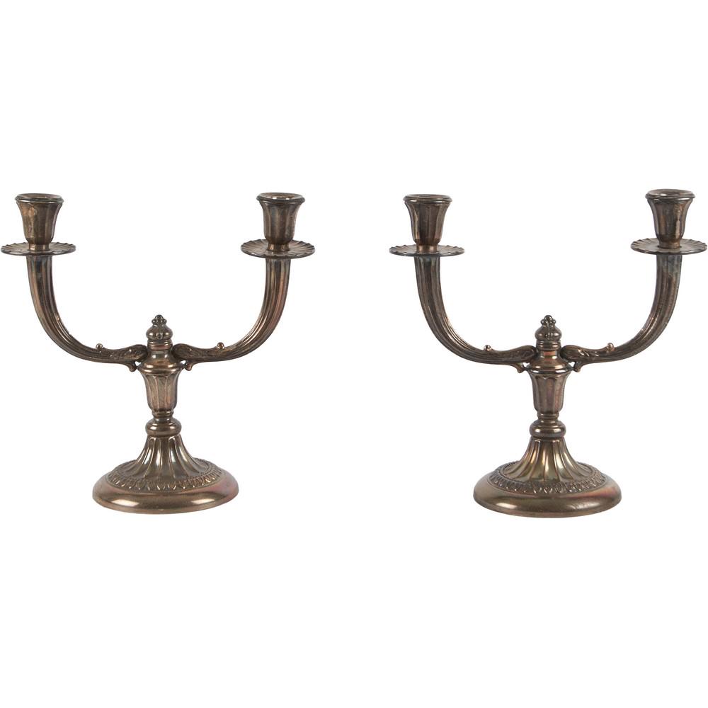COPPIA CANDELABRI a due fiamme in argento (peso lordo: COPPIA CANDELABRI a due fiamme in argento (peso lordo g. 1350) Italia primi '900 Misure: cm 25h cm 25,5