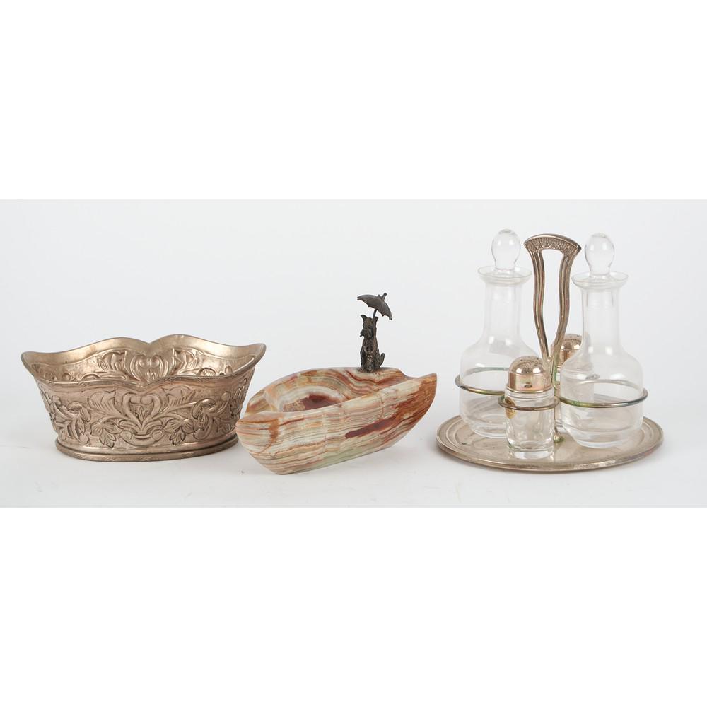 LOTTO composto da OLIERA in argento, CESTINO in metallo: LOTTO composto da OLIERA in argento, CESTINO in metallo argentato con bottiglie in vetro e da POSACENERE in onice Pakistan con scultura in argento raffigurante "Cane". XX secolo Misure: varie