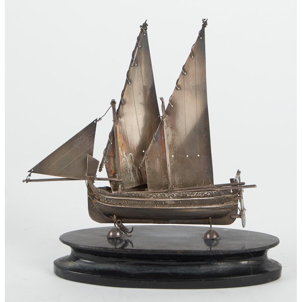 BARCHETTA in argento (g. 65) con base in legno. XX: BARCHETTA in argento (g. 65) con base in legno. XX secolo Misure: cm 13,5 x 3 h cm 12,5