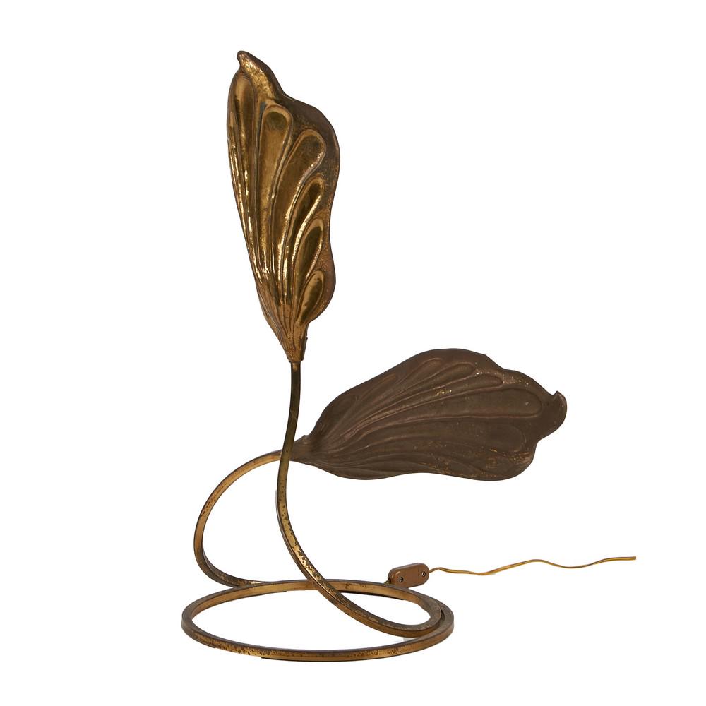 TOMMASO BARBI ANNI: TOMMASO BARBI ANNI '80 LAMPADA da tavolo in ottone a due elementi fitoformi direzionabili (usure alla patina). Misure: h cm 61