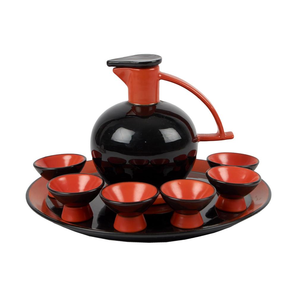 CERAMICHE ROMETTI UMBERTIDE ANNI '50 SERVIZIO da: CERAMICHE ROMETTI UMBERTIDE ANNI '50 SERVIZIO da liquore composto da sei BICCHIERI a coppa, VASSOIO e da BOTTIGLIA nei toni dell'arancio e del nero. Misure: varie