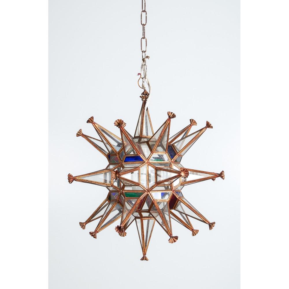 PRODUZIONE ITALIANA DEGLI ANNI '50 LAMPADARIO a stella: PRODUZIONE ITALIANA DEGLI ANNI '50 LAMPADARIO a stella in ferro dorato con vetri trasparenti e colorati. Misure: h cm 45