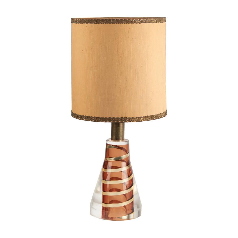 DESIGNER ITALIANO ANNI '80 LAMPADA tronco piramidale in: DESIGNER ITALIANO ANNI '80 LAMPADA tronco piramidale in resina ed ottone con decoro a spirale. Misure: h cm 66