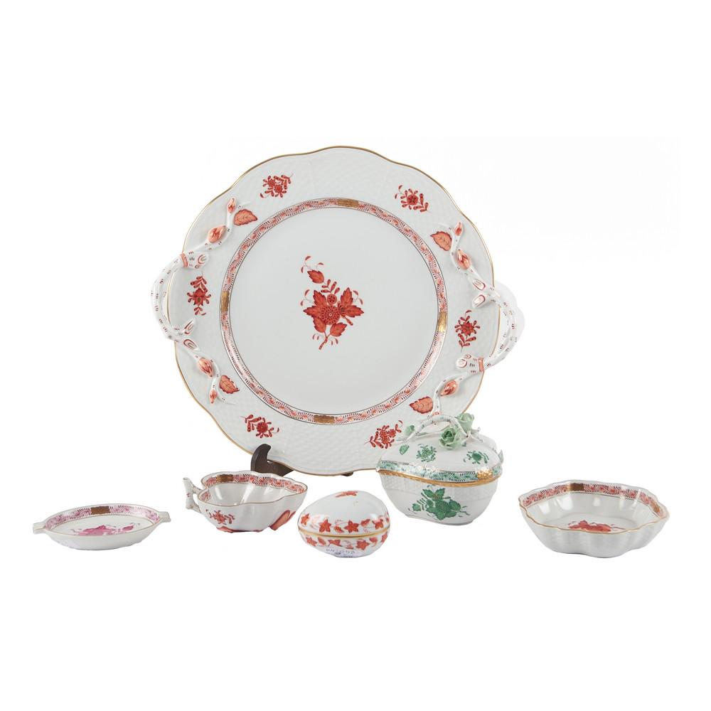 LOTTO composto da VASSOIETTO, POSACENERE, SALIERINA,: LOTTO composto da VASSOIETTO, POSACENERE, SALIERINA, SCATOLINA a forma di uovo, ZUCCHERIERA e da SVUOTATASCHE in porcellana Herend decorata a mano. XX secolo Misure: varie