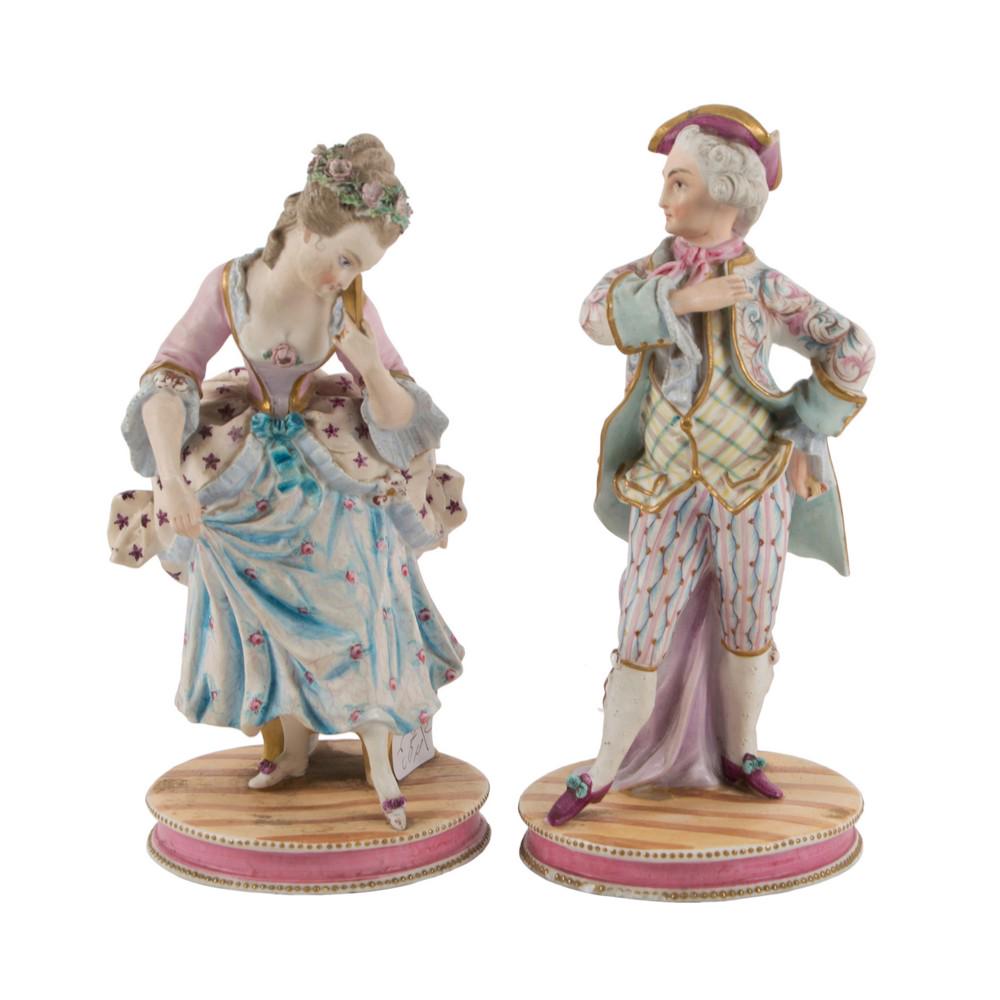 COPPIA SCULTURE in biscuit policromo raffiguranti: COPPIA SCULTURE in biscuit policromo raffiguranti "Gentiluomo" e "Gentildonna" (lievi rotture). Francia XIX secolo Misure: h cm 23