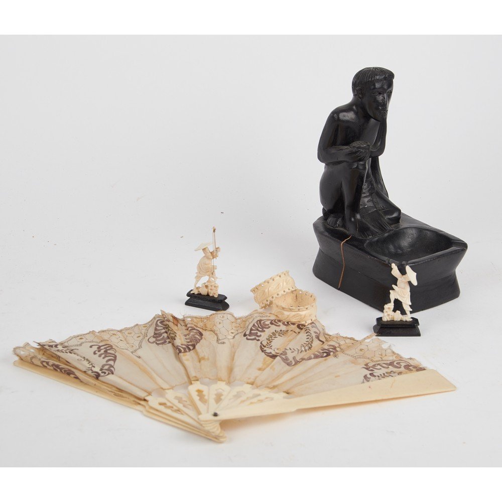 LOTTO composto da VENTAGLIO, due SCULTURE: LOTTO composto da VENTAGLIO, due SCULTURE raffiguranti "Pescatori" e da due FERMATOVAGLIOLI in avorio e da SCULTURA in legno ebanizzato raffigurante "Indigeno". Primi '900 Misure: varie
