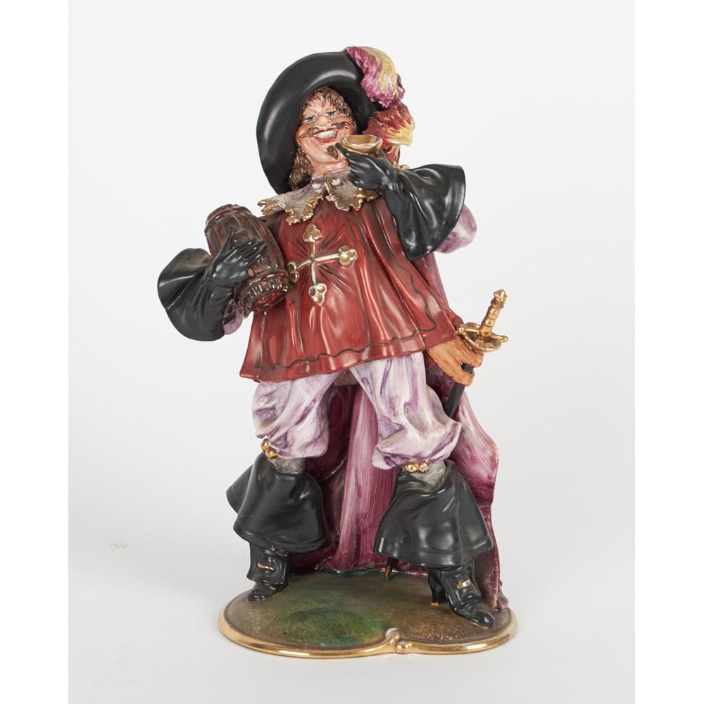 SCULTURA in porcellana raffigurante "Moschettiere": SCULTURA in porcellana raffigurante "Moschettiere" (difetti). XX secolo Misure: h cm 29