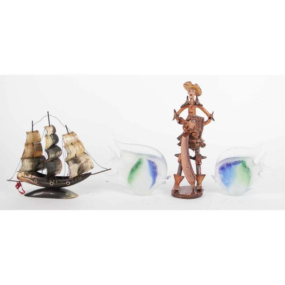 LOTTO composto da COPPIA SCULTURE in vetro raffiguranti: LOTTO composto da COPPIA SCULTURE in vetro raffiguranti "Pesci", VELIERO in osso e da SCULTURA in ceramica raffigurante "Cavaliere". XX secolo Misure: varie