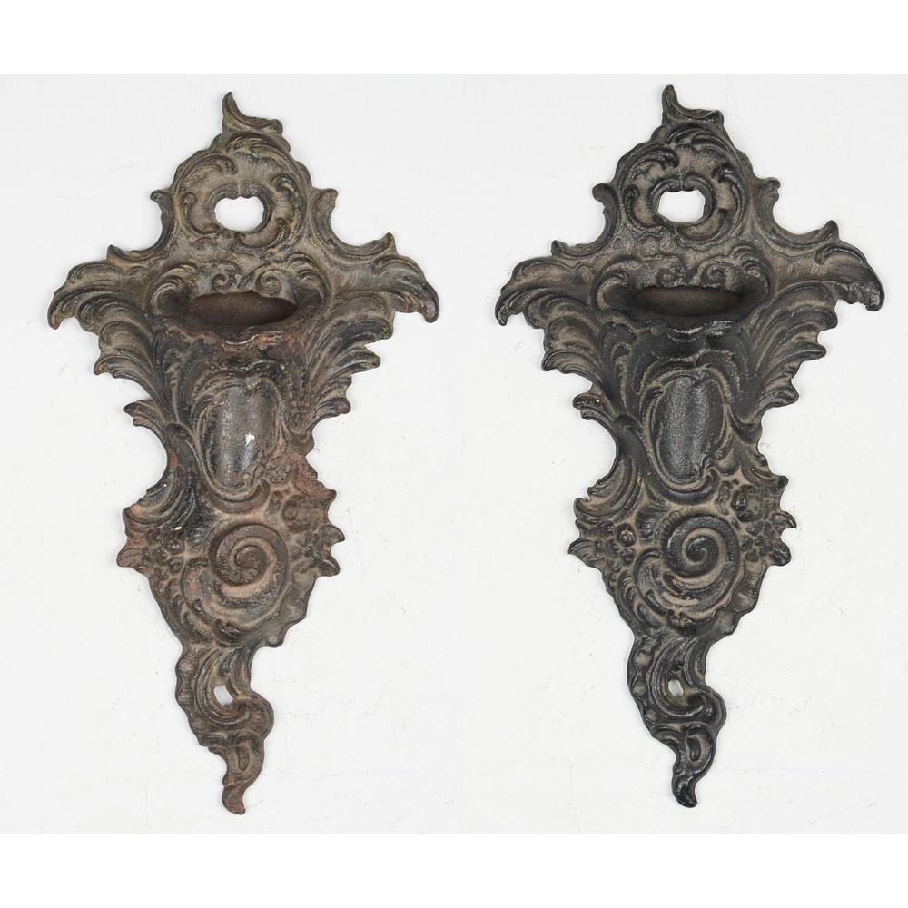 COPPIA FIORIERE in ghisa. Italia primi '900 Misure: cm: COPPIA FIORIERE in ghisa. Italia primi '900 Misure: cm 22h cm 41