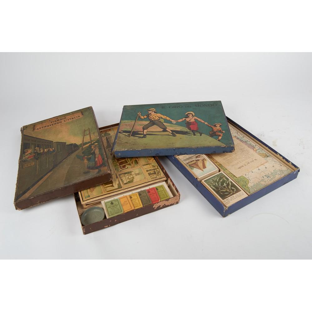 DUE GIOCHI da tavolo "Viaggi attraverso l'Italia" e: DUE GIOCHI da tavolo "Viaggi attraverso l'Italia" e "Giro del mondo". Anni '60 Misure: varie