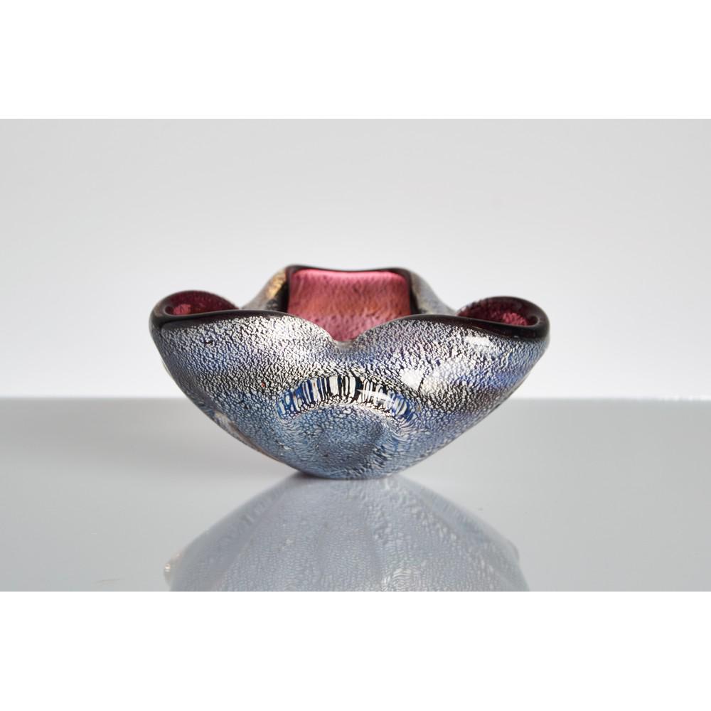 MAESTRI MURANESI Prod. Murano, Italia, 1960 ca: MAESTRI MURANESI Prod. Murano, Italia, 1960 ca Posacenere ''Sommerso'', rosso, con inclusioni in avventurina. (''Sommerso'' ashtray, red, with aventurine inclusions.) Misure: cm 13,5h cm 6