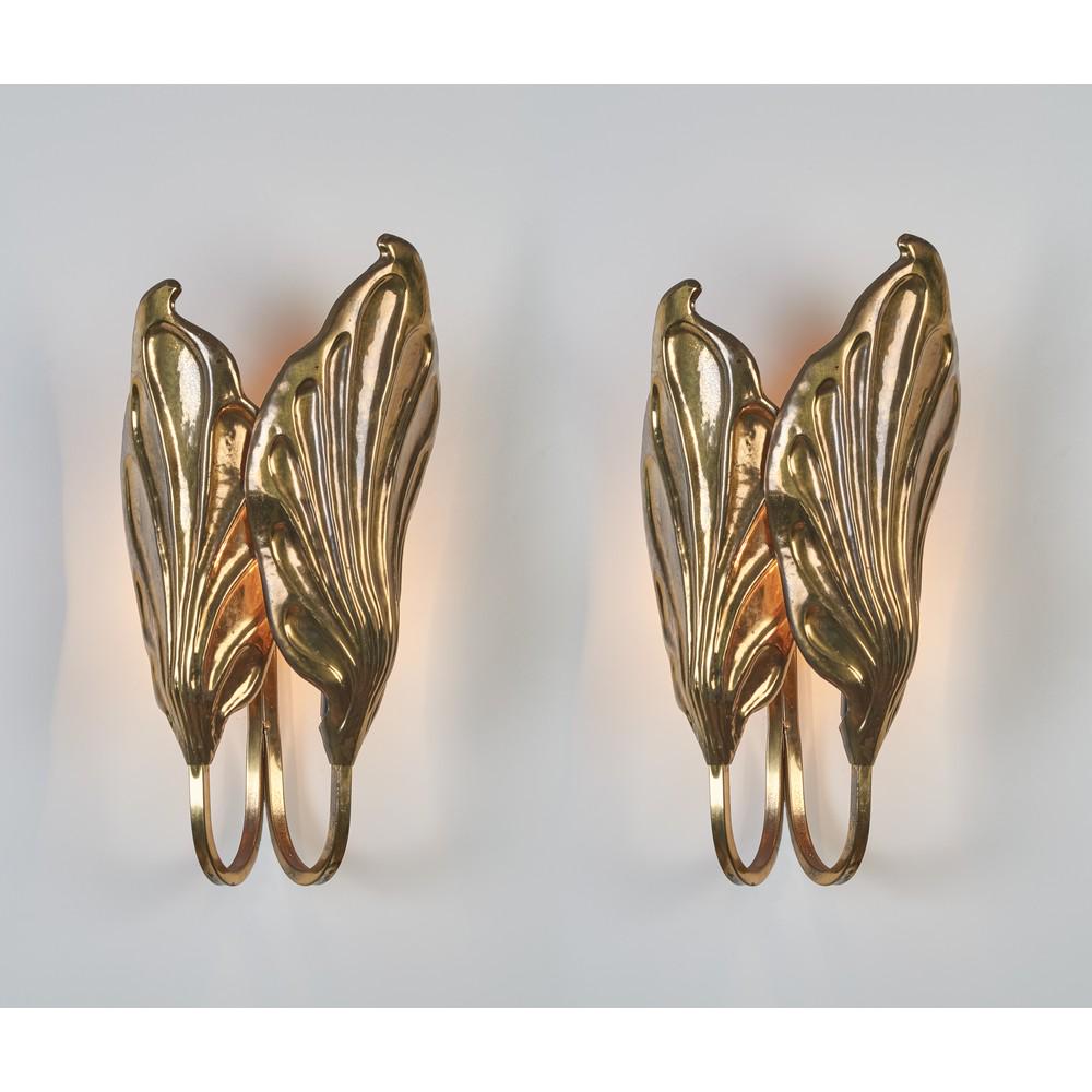 TOMMASO BARBI E CARLO GIORGI Prod. Italia 1970 Due: TOMMASO BARBI E CARLO GIORGI Prod. Italia 1970 Due coppie di appliques da parete italiane di Tommaso Barbi, struttura in ottone sagomato a mano, paralumi in ottone forgiati a forma di foglie. (Two cou