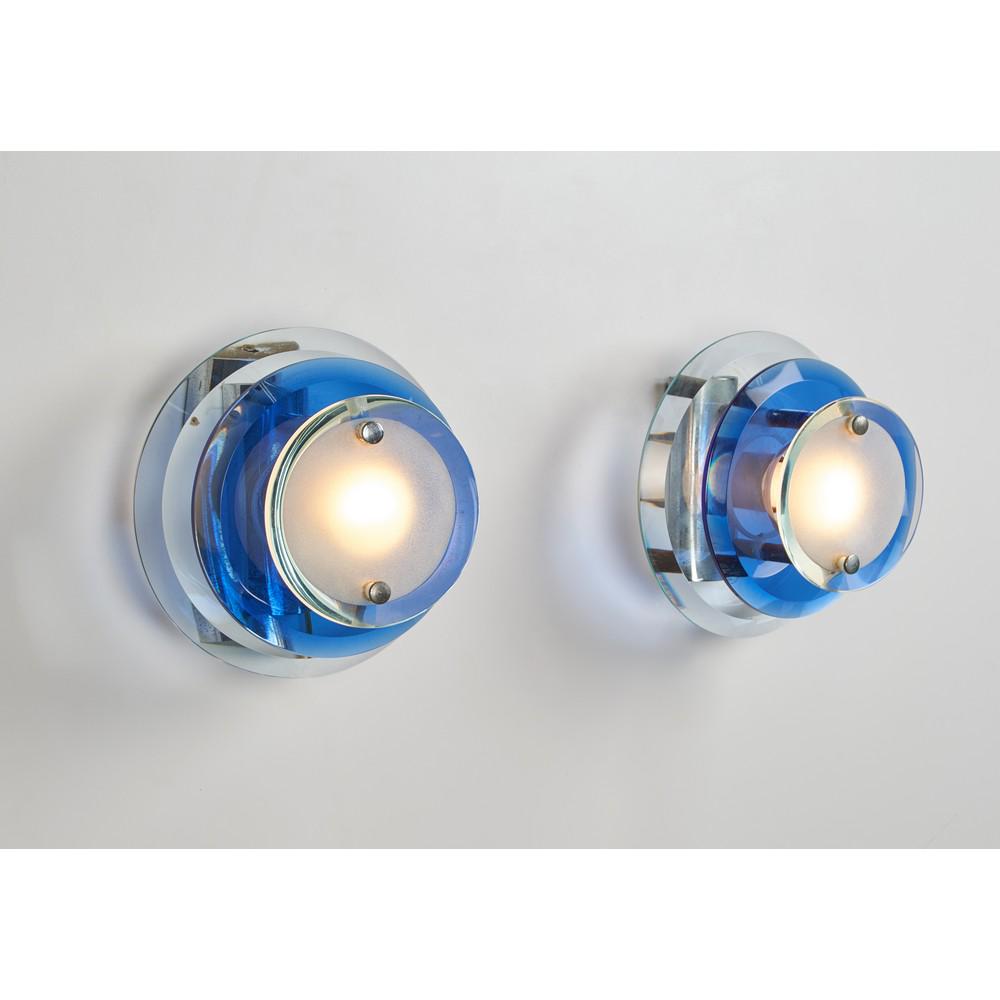 VECA Prod. Italia 1965 Coppia di lampade da parete,: VECA Prod. Italia 1965 Coppia di lampade da parete, struttura in acciaio cromato, dischi di vetro nei toni trasparente e blu. (Pair of wall lamps It features a metal and chrome frame and features beve