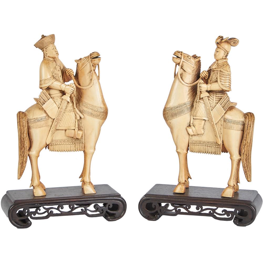 COPPIA DIGNITARI a cavallo in avorio, base in legno (1 of 1)
