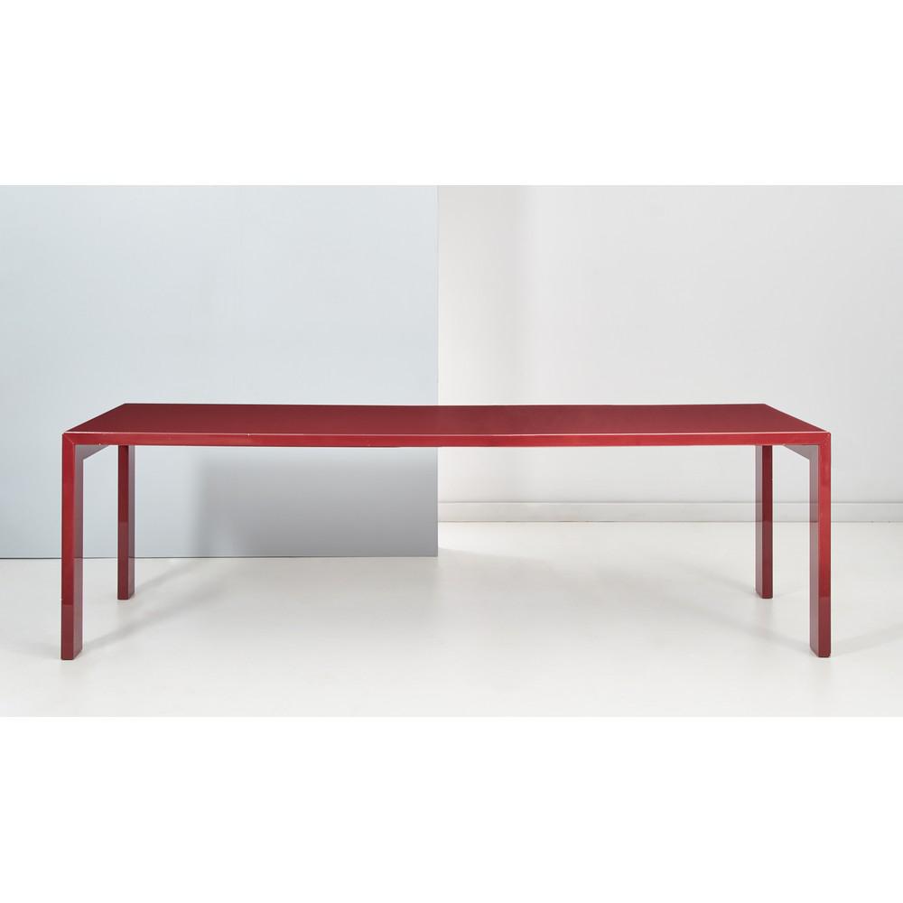 JASPER MORRISON Produzione Cappellini 1998 Tavolo: JASPER MORRISON Produzione Cappellini 1998 Tavolo da pranzo "GAMMA" realizzato in legno laccato rosso ciliegia con struttura interna in acciaio (usure e piccola mancanza). cm 251x90 Alt. cm 74.Bibliog
