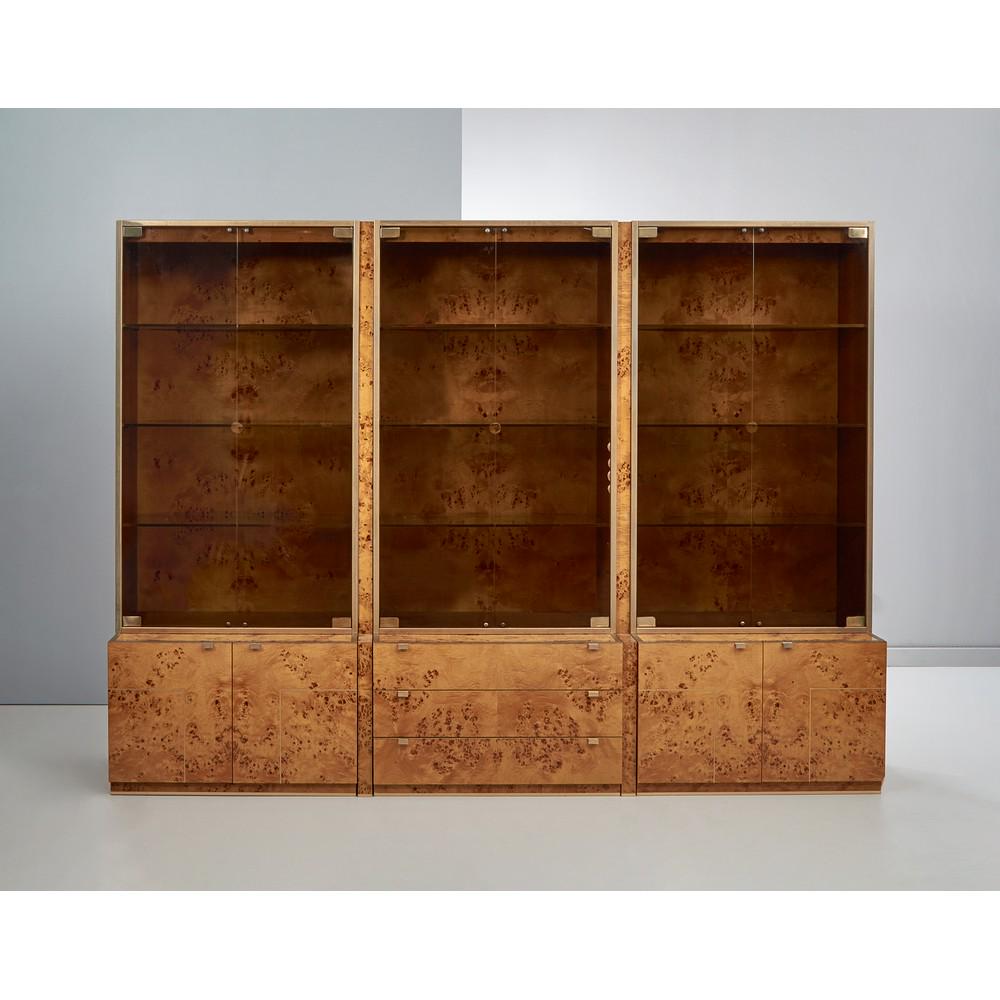 JEAN CLAUDE MAHEY (Attr.le) Produzione Roche Bobois,: JEAN CLAUDE MAHEY (Attr.le) Produzione Roche Bobois, Francia anni '70 Una grande vetrina composta da tre elementi in radica di olmo ed accessori in ottone, illuminazine interna, la parte centrale ha t