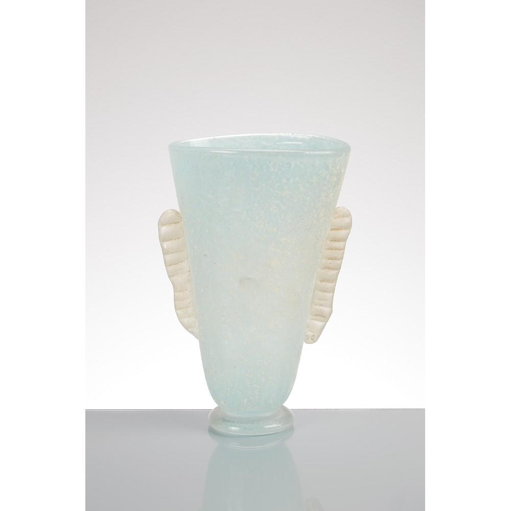 MAESTRI MURANESI DEGLI ANNI '60 Vaso in vetro "scavo": MAESTRI MURANESI DEGLI ANNI '60 Vaso in vetro "scavo" di forma schiacciata nei toni dell’ azzurro. Alt. cm 24.