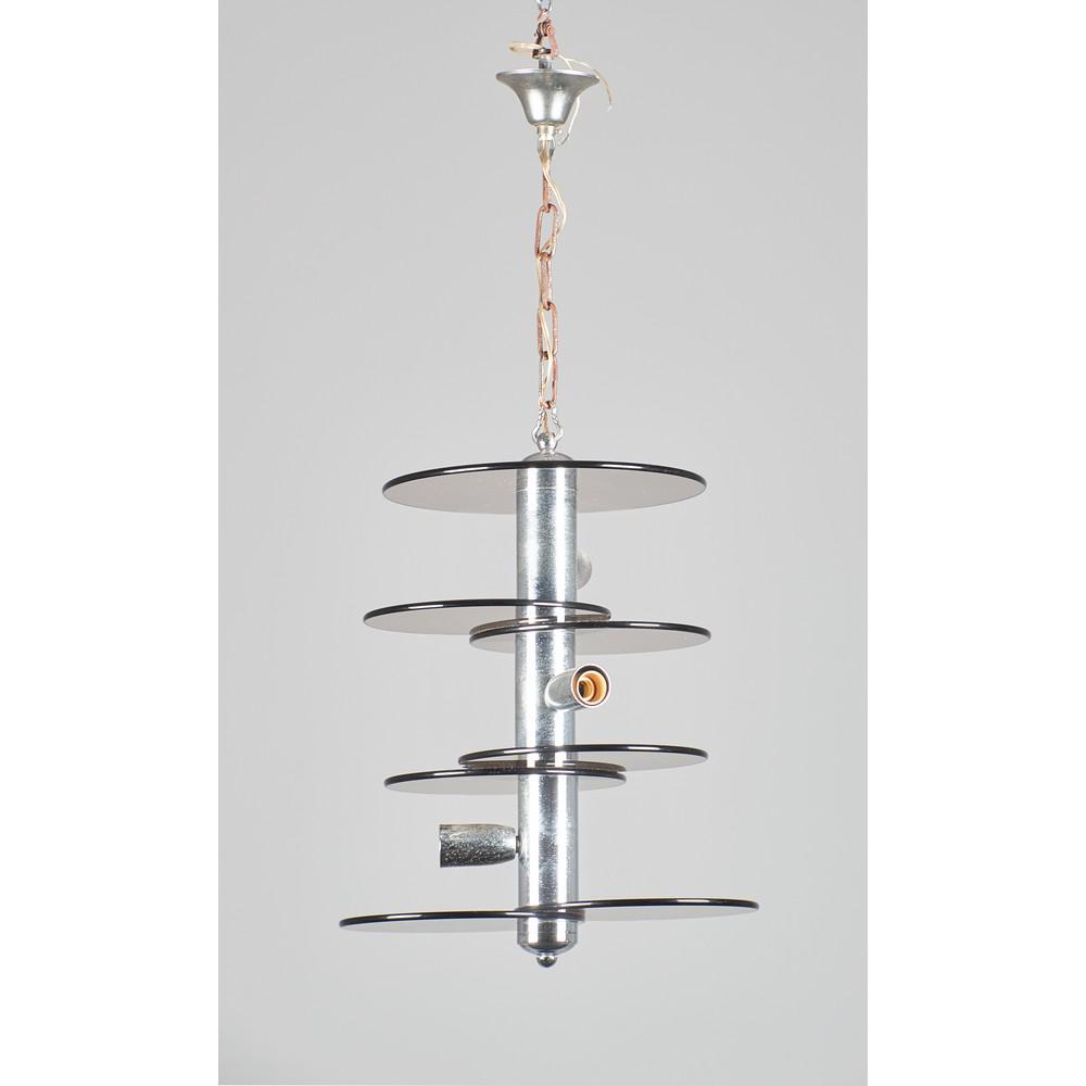 PRODUZIONE ITALIANA ANNI '70 Lampada a sospensione: PRODUZIONE ITALIANA ANNI '70 Lampada a sospensione composta da corpo centrale in metallo cromato e da cinque dischi in vetro fumÃ¨. - Alt. cm 66