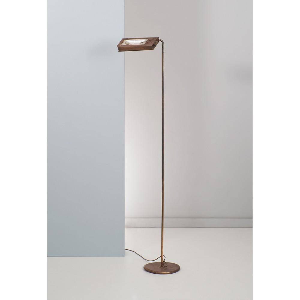 PRODUZIONE ITALIANA ANNI '80 Lampada da terra in: PRODUZIONE ITALIANA ANNI '80 Lampada da terra in ottone, corpo illuminante di forma rettangolare orientabile (segni del tempo). - Alt. cm 183,5
