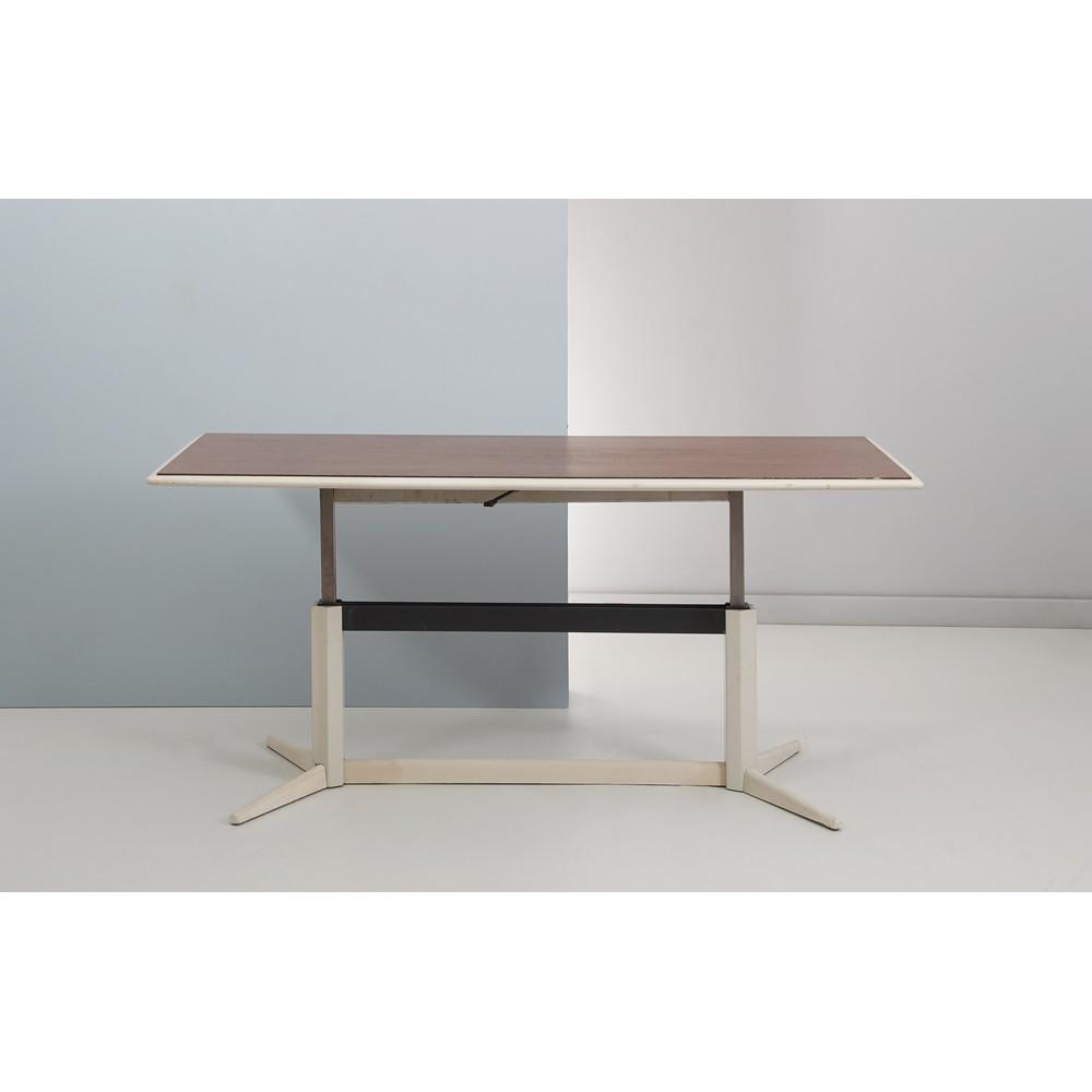 ESPERIA Produzione Italiana anni '60 Tavolo: ESPERIA Produzione Italiana anni '60 Tavolo rettangolare con meccanismo â€œsali e scendi”, struttura in metallo verniciato bianco e piano in laminato sbalzato e legno. - cm 168 ,5 x 68,5 Alt