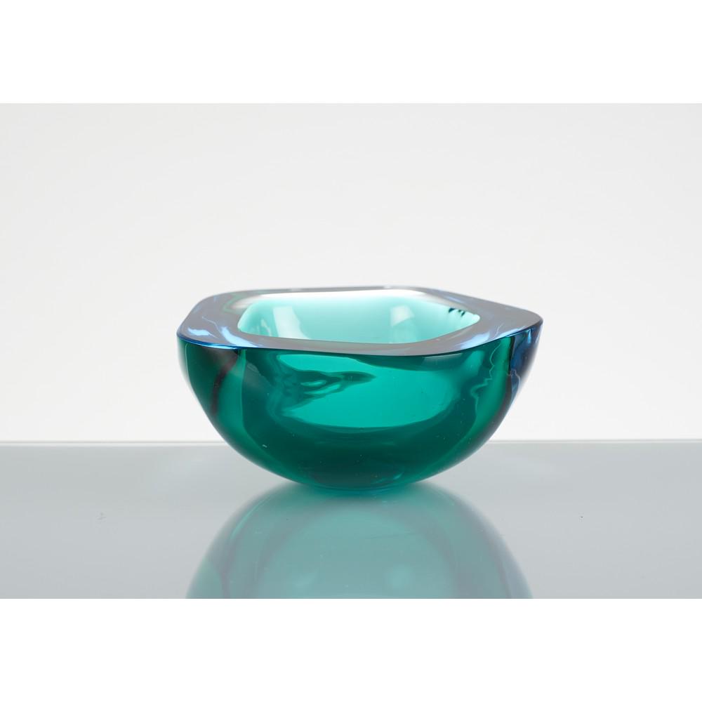 FLAVIO POLI (Attr.le) Produzione Murano, Italia anni: FLAVIO POLI (Attr.le) Produzione Murano, Italia anni '50 Posacenere in vetro sommerso nei riflessi del blu e verde. - cm 12 x 12 Alt. cm 5,5