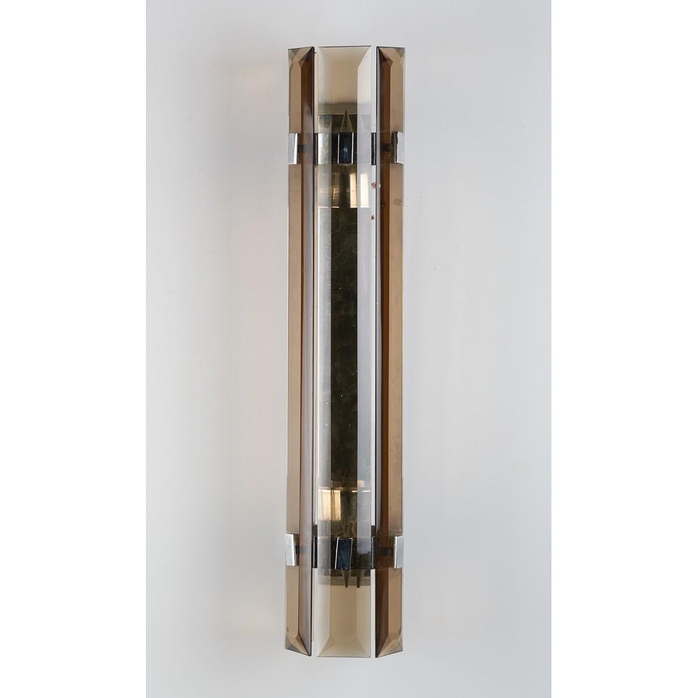 VECA Produzione Italiana anni '70 Lampada da parete: VECA Produzione Italiana anni '70 Lampada da parete composta da elementi in vetro fumÃ¨ verticali, struttura in metallo cromato. - cm 10 x 11,5 Alt. cm 48,5