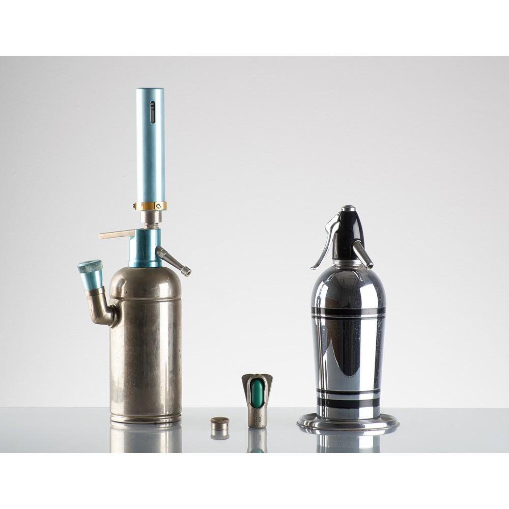 PRODUZIONE ITALIANA ANNI '50 Due sifoni seltz in: PRODUZIONE ITALIANA ANNI '50 Due sifoni seltz in acciaio cromato. - Alt. cm 28 - Alt. cm 30