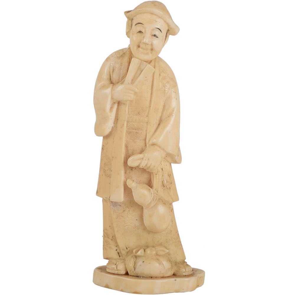 SCULTURA in avorio raffigurante "Personaggio": SCULTURA in avorio raffigurante "Personaggio". Giappone primi '900. Alt. cm 13.