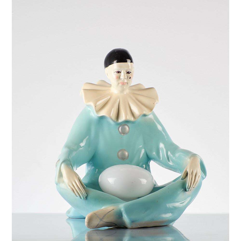 CERAMISTA ITALIANO ANNI â€™70 Lampada in ceramica: CERAMISTA ITALIANO ANNI â€™70 Lampada in ceramica smaltata nei toni turchese raffigurante un Pierrot seduto, corpo illuminante in vetro lattimo, corpo sferico. cm 37 x 33 Alt. cm 41.