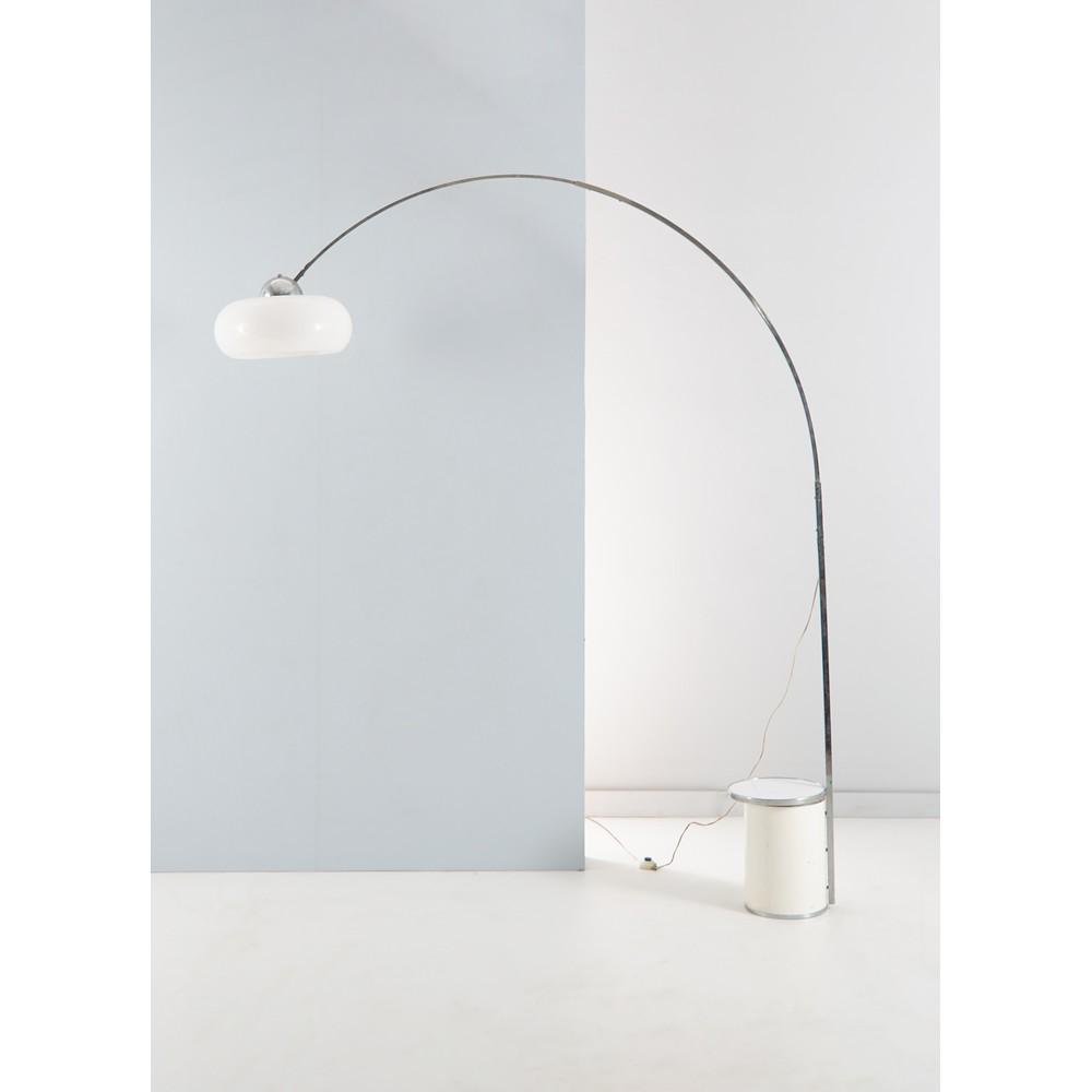 PRODUZIONE ITALIANA ANNI â€™70 Lampada ad arco: PRODUZIONE ITALIANA ANNI â€™70 Lampada ad arco in acciaio, braccio ad arco, base cilindrica in polimero e acciaio, corpo illuminante in vetro opale di forma schiacciata, impianto elettrico origin