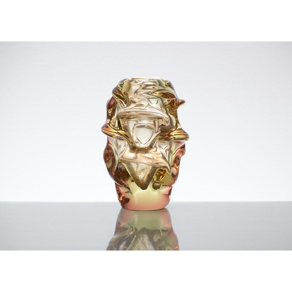 SERGIO COSTANTINI (Attr.le) Vaso in vetro sommerso: SERGIO COSTANTINI (Attr.le) Produzione Italiana anni â€™80 Vaso in vetro sommerso a rilievi, corpo cilindrico, bocca piana, rilievi informi nei toni ambra. Alt. cm 23.