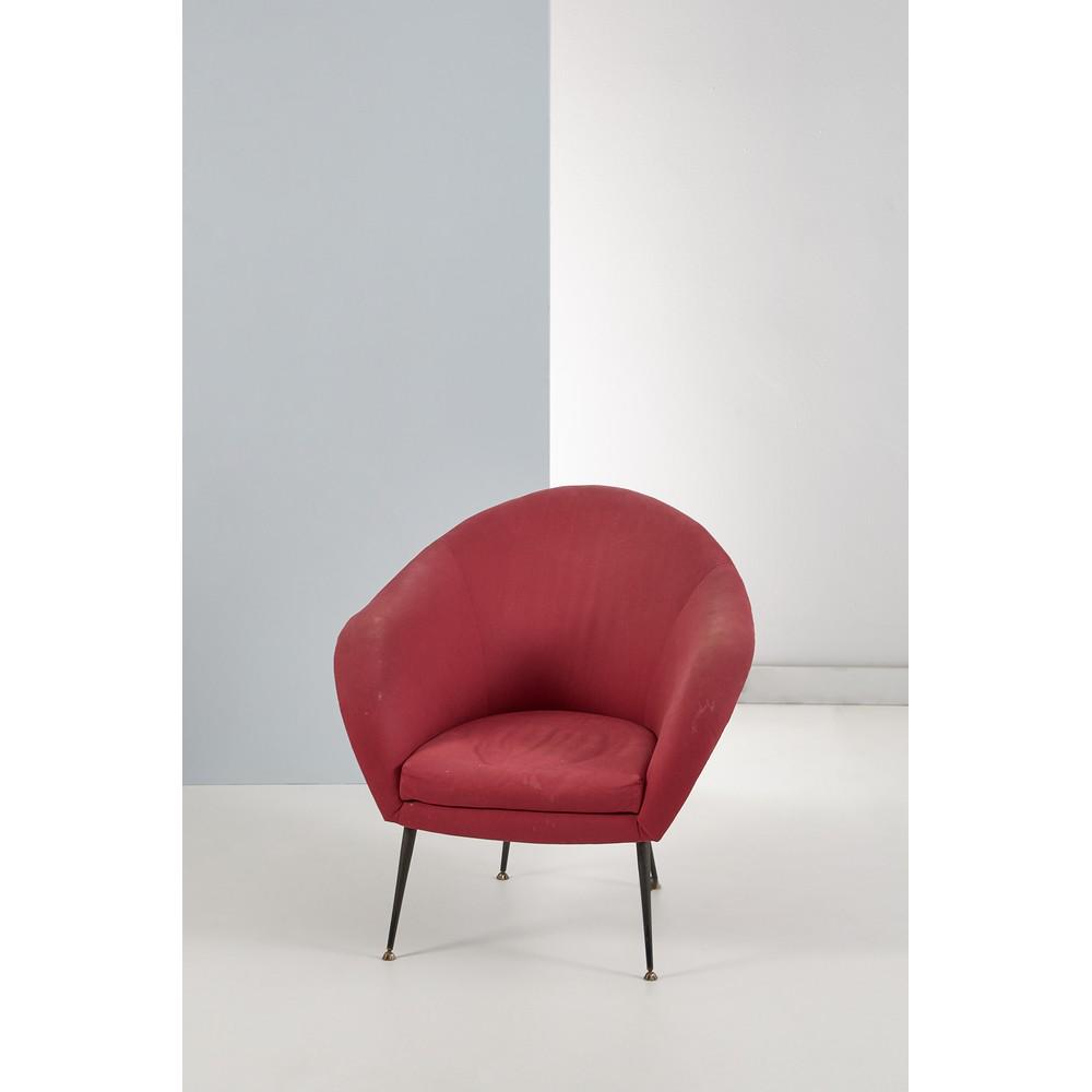 FEDERICO MUNARI (Attr.le) Poltrona con struttura in: FEDERICO MUNARI (Attr.le) Produzione Italiana anni â€™50 Poltrona con struttura in legno rivestita in tessuto nei toni del rosso, piedi in metallo verniciato nero e ottone. cm 78 x 70 Alt. cm 75.