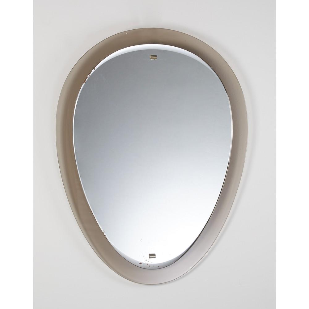 VECA (Attr.le) Grande specchio di forma ovoidale: VECA (Attr.le) Produzione Italiana anni â€™70 Grande specchio di forma ovoidale su vetro trasparente fumÃ©, due borchie metalliche sulla parte superiore e inferiore dello specchio. cm 60 x 80 .