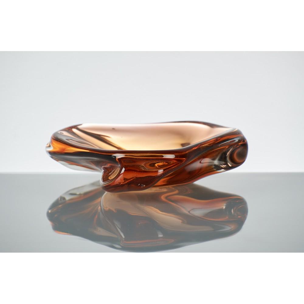 MAESTRI MURANESI Svuotatasche in vetro sommerso: MAESTRI MURANESI Produzione Murano, Italia anni â€˜50 Svuotatasche in vetro sommerso di forma triangolare, angoli arrotondati, nei toni ambra. cm 16 x 19 Alt. cm 5.