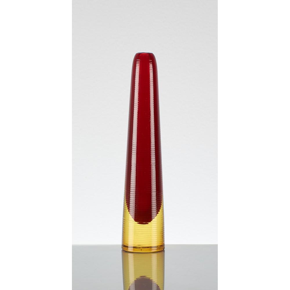 MAESTRI MURANESI Vaso in vetro sommerso rigato: MAESTRI MURANESI Produzione Murano, Italia anni â€™70 Un vaso in vetro sommerso rigato di forma allungata nei toni rosso e giallo. Alt. cm 29.